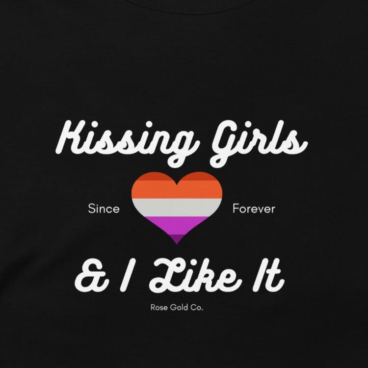 Kissing Girls And I Like It Lesbian Men And Women Short Sleeve T-shirt